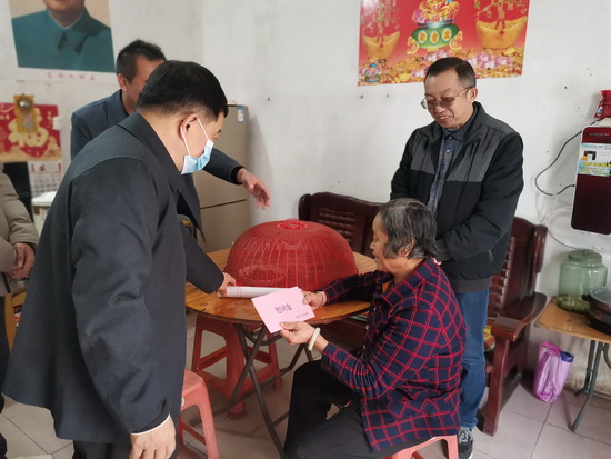 1.嚴(yán)董在杏花入戶慰問(1).2.jpg